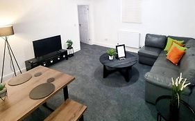 Stylish 2 Bed Apartment With Free Parking, Speed Wifi, Free Parking